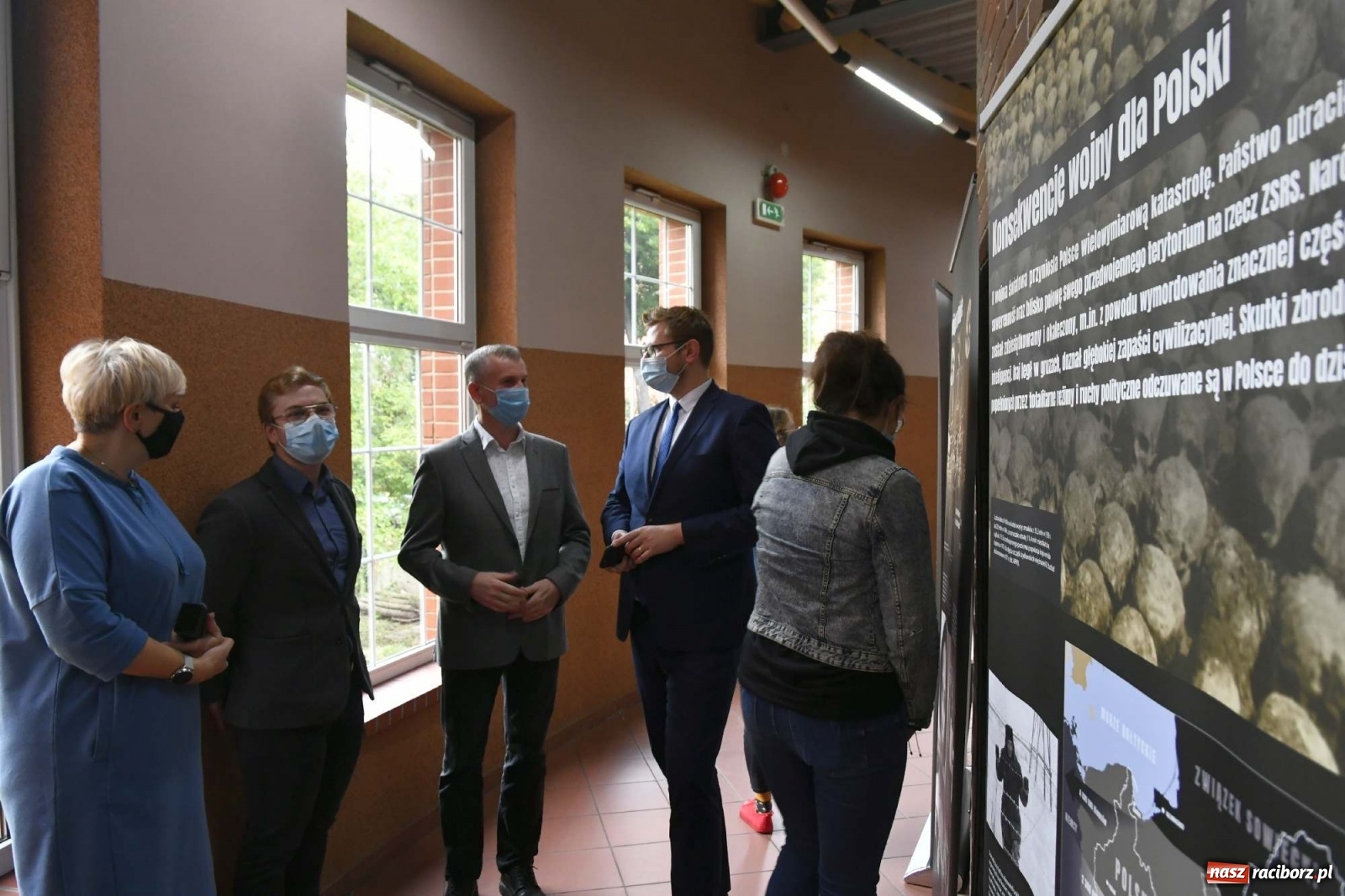 Zdjęcie w galerii na portalu naszraciborz.pl: Zbrodnie na Polakach. Wystawa IPN dostępna w I LO [FOTO i WIDEO] wiadomości z regionu