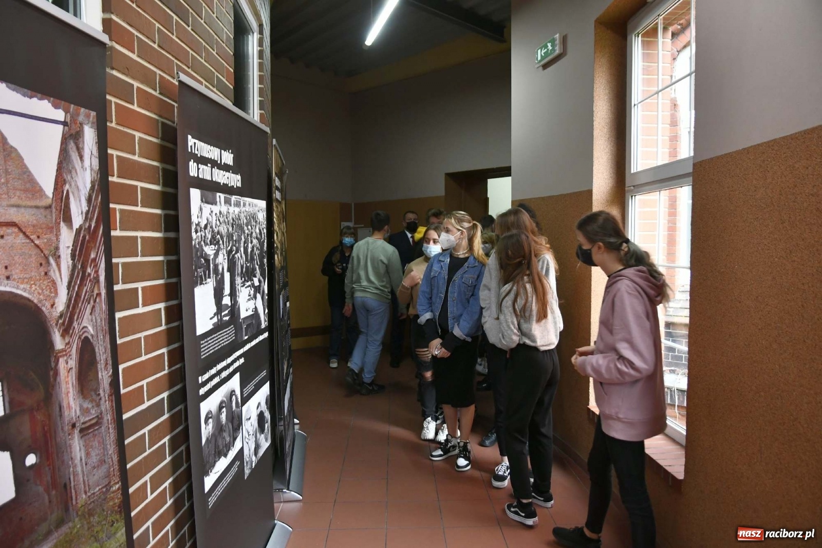 Zdjęcie w galerii na portalu naszraciborz.pl: Zbrodnie na Polakach. Wystawa IPN dostępna w I LO [FOTO i WIDEO] wiadomości z regionu