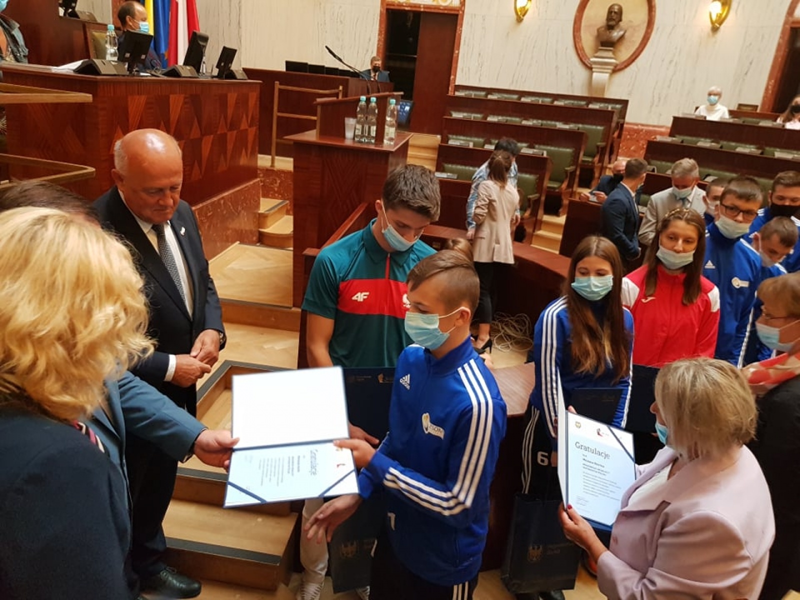 Zdjęcie w galerii na portalu naszraciborz.pl: Sportowcy i trenerzy ZSOMS wyróżnieni w czasie obrad Sejmiku Województwa Śląskiego wiadomości z regionu