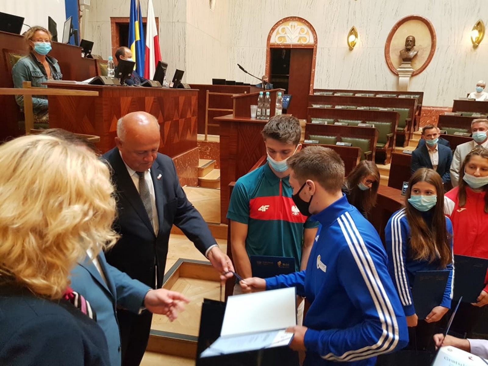 Zdjęcie w galerii na portalu naszraciborz.pl: Sportowcy i trenerzy ZSOMS wyróżnieni w czasie obrad Sejmiku Województwa Śląskiego wiadomości z regionu