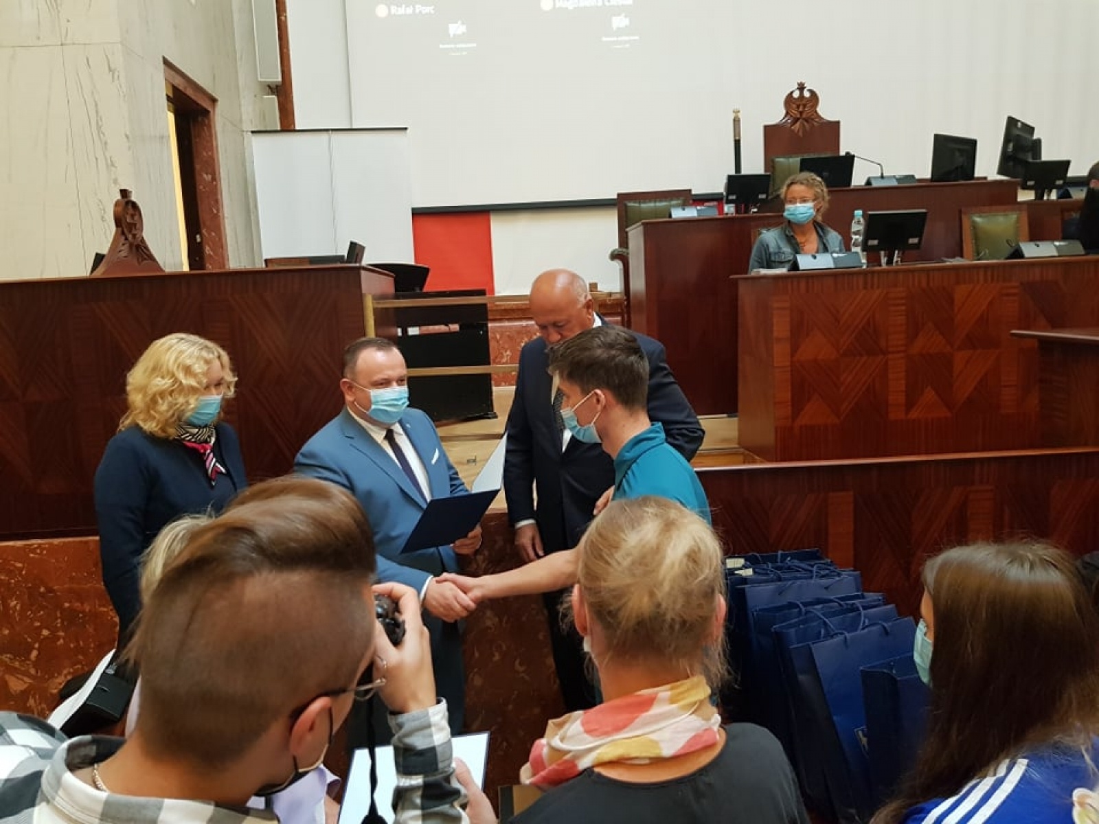 Zdjęcie w galerii na portalu naszraciborz.pl: Sportowcy i trenerzy ZSOMS wyróżnieni w czasie obrad Sejmiku Województwa Śląskiego wiadomości z regionu