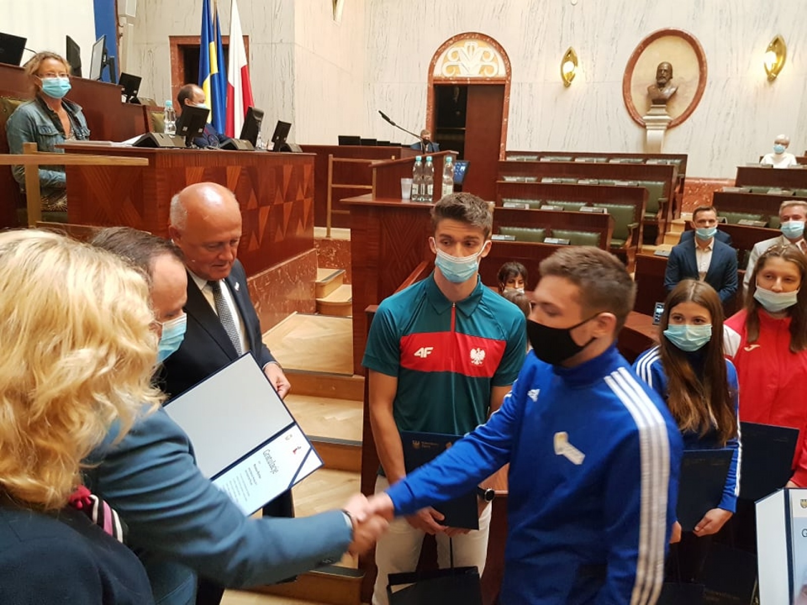 Zdjęcie w galerii na portalu naszraciborz.pl: Sportowcy i trenerzy ZSOMS wyróżnieni w czasie obrad Sejmiku Województwa Śląskiego wiadomości z regionu