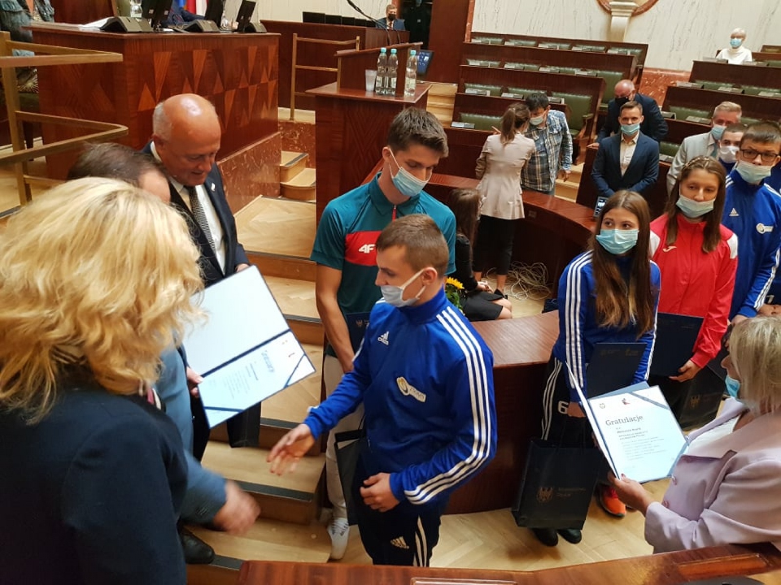 Zdjęcie w galerii na portalu naszraciborz.pl: Sportowcy i trenerzy ZSOMS wyróżnieni w czasie obrad Sejmiku Województwa Śląskiego wiadomości z regionu