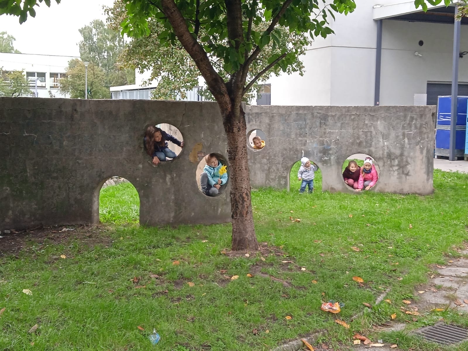 Zdjęcie w galerii na portalu naszraciborz.pl: Podwórko na Bosaczu - dzieci przekonują, że warto głosować na ten projekt wiadomości z regionu