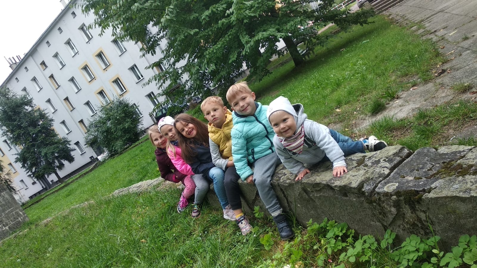 Zdjęcie w galerii na portalu naszraciborz.pl: Podwórko na Bosaczu - dzieci przekonują, że warto głosować na ten projekt wiadomości z regionu