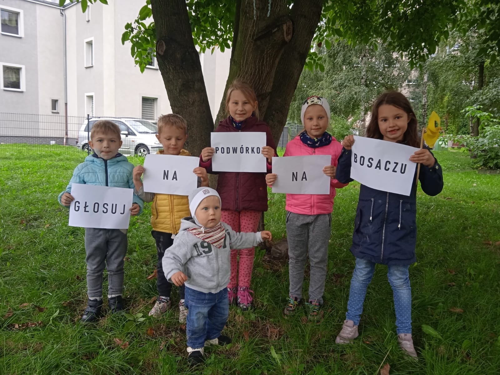 Zdjęcie w galerii na portalu naszraciborz.pl: Podwórko na Bosaczu - dzieci przekonują, że warto głosować na ten projekt wiadomości z regionu