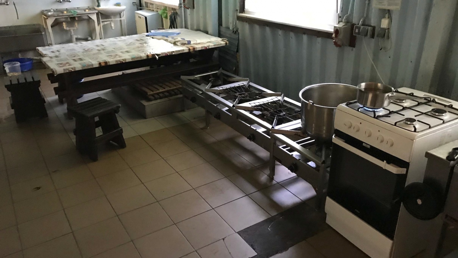 Zdjęcie w galerii na portalu naszraciborz.pl: Kuchnia nie przejdzie już kontroli Sanepidu. Pleśna wymaga kosztownych nakładów [FOTO] wiadomości z regionu