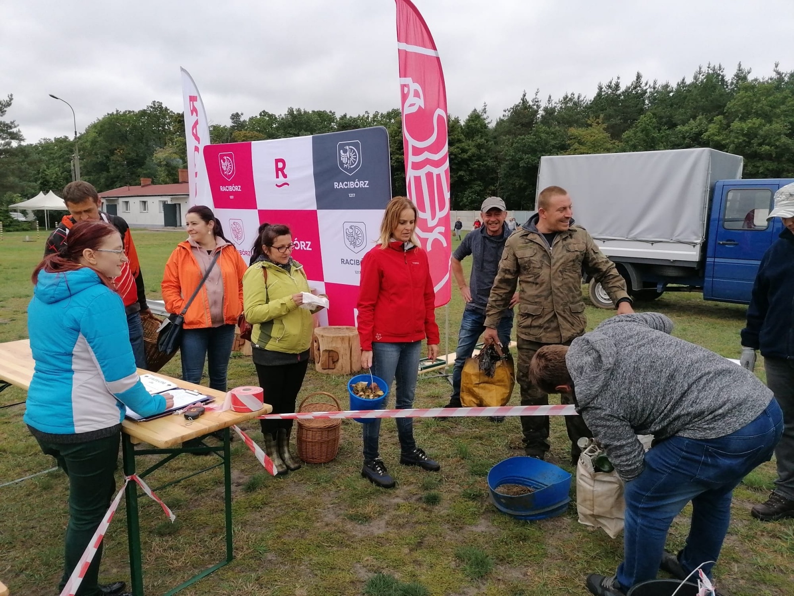 Zdjęcie w galerii na portalu naszraciborz.pl: Racibórz-Kuźnia Raciborska. Znamy nowych mistrzów grzybobrania wiadomości z regionu