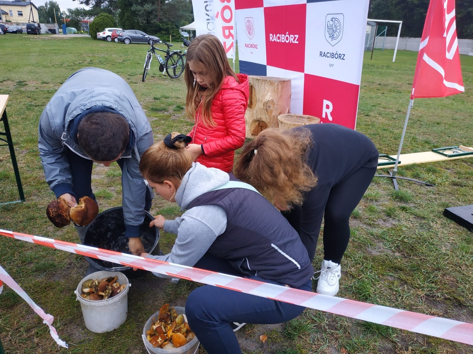 Zdjęcie w galerii na portalu naszraciborz.pl: Racibórz-Kuźnia Raciborska. Znamy nowych mistrzów grzybobrania wiadomości z regionu