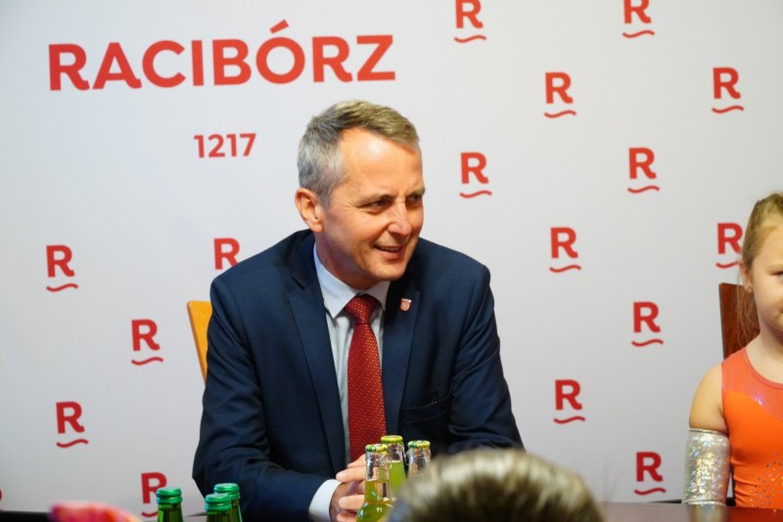 Zdjęcie w galerii na portalu naszraciborz.pl: W ratuszu pogratulowano mażoretkom Zary wiadomości z regionu