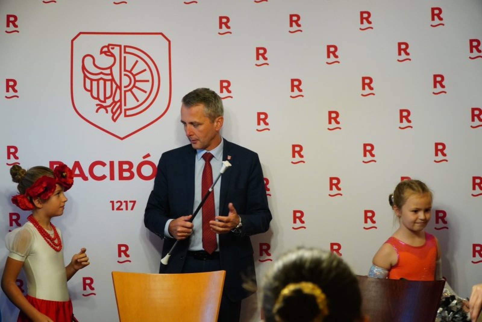 Zdjęcie w galerii na portalu naszraciborz.pl: W ratuszu pogratulowano mażoretkom Zary wiadomości z regionu