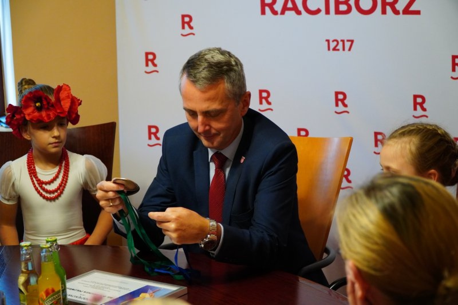 Zdjęcie w galerii na portalu naszraciborz.pl: W ratuszu pogratulowano mażoretkom Zary wiadomości z regionu