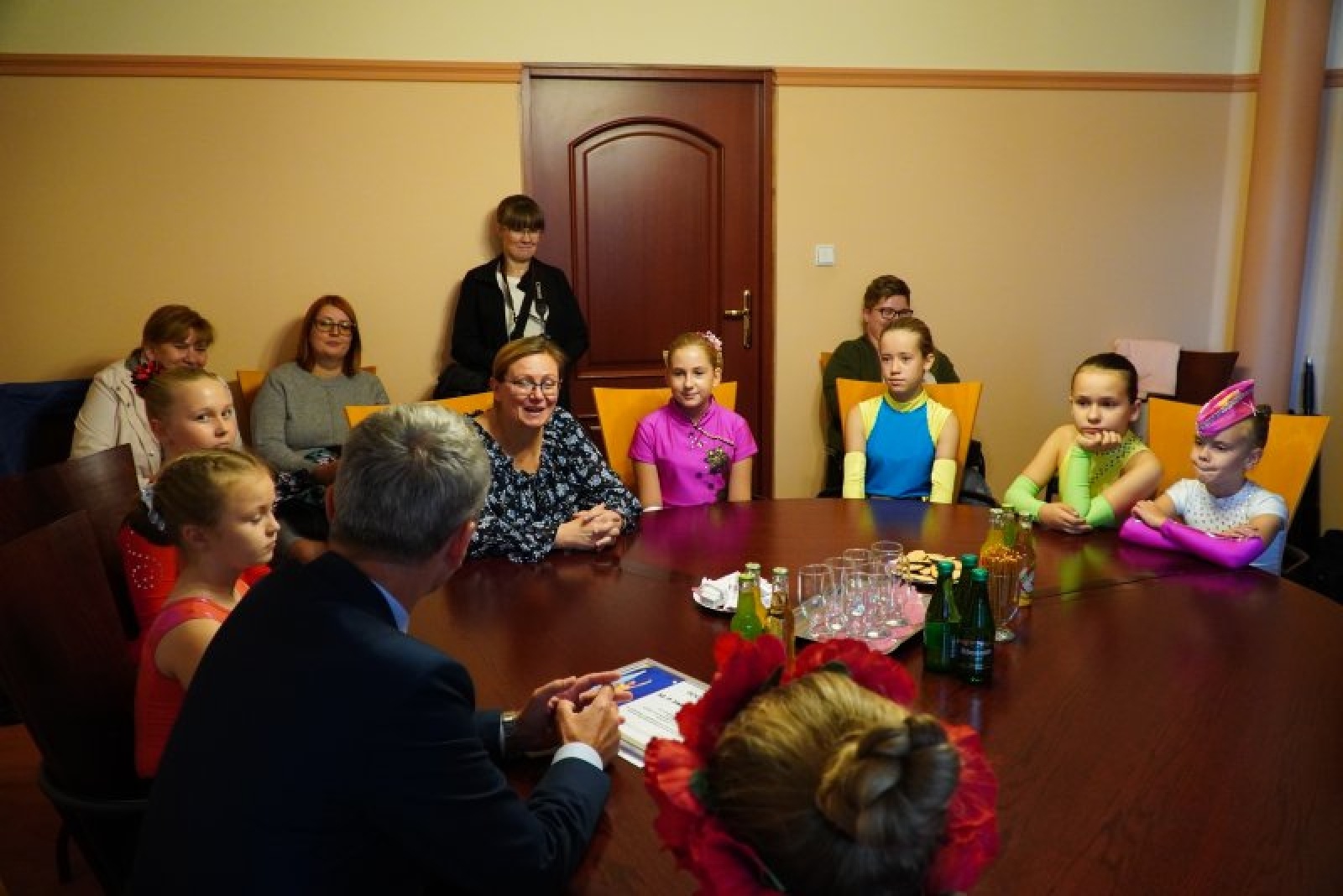 Zdjęcie w galerii na portalu naszraciborz.pl: W ratuszu pogratulowano mażoretkom Zary wiadomości z regionu