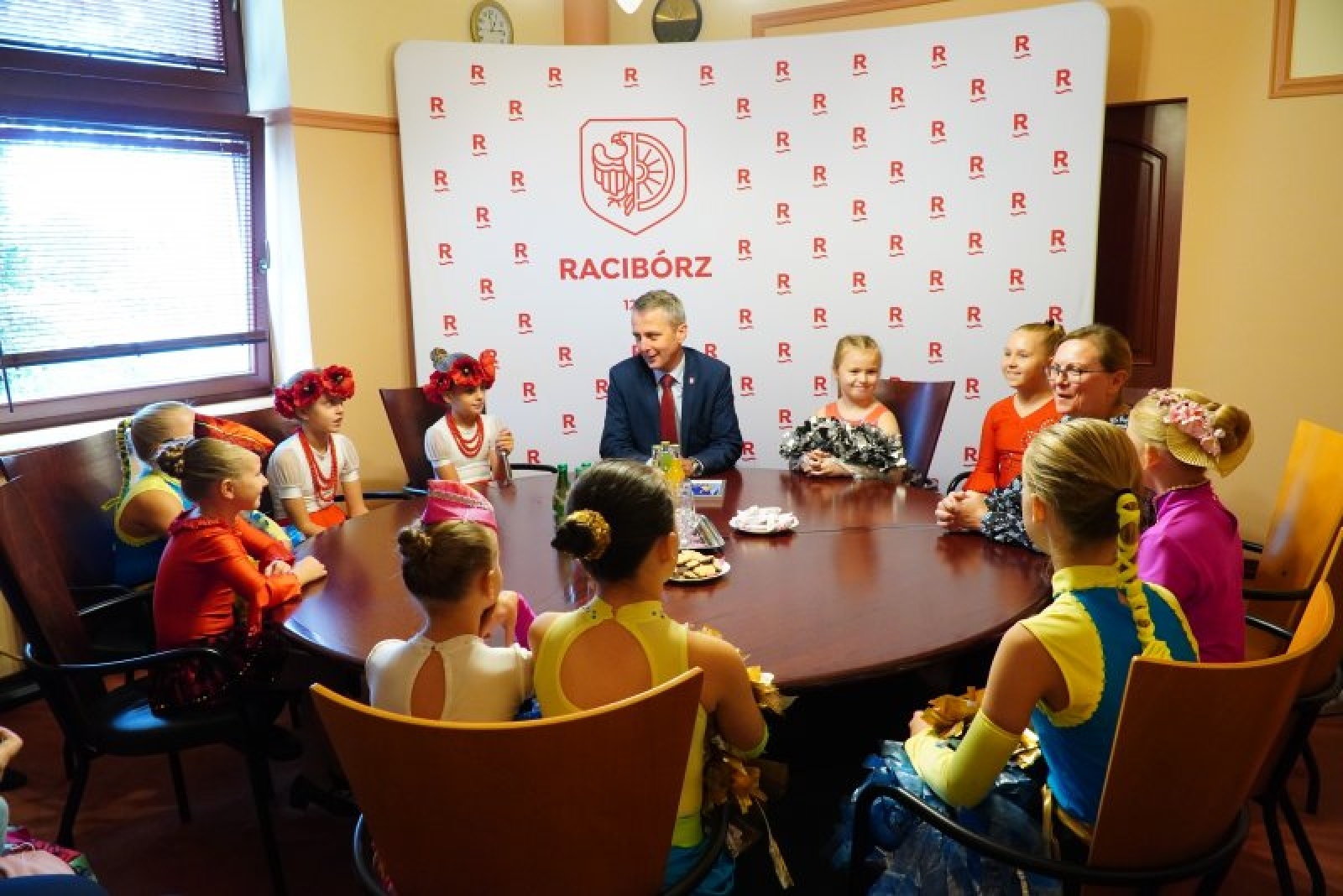 Zdjęcie w galerii na portalu naszraciborz.pl: W ratuszu pogratulowano mażoretkom Zary wiadomości z regionu