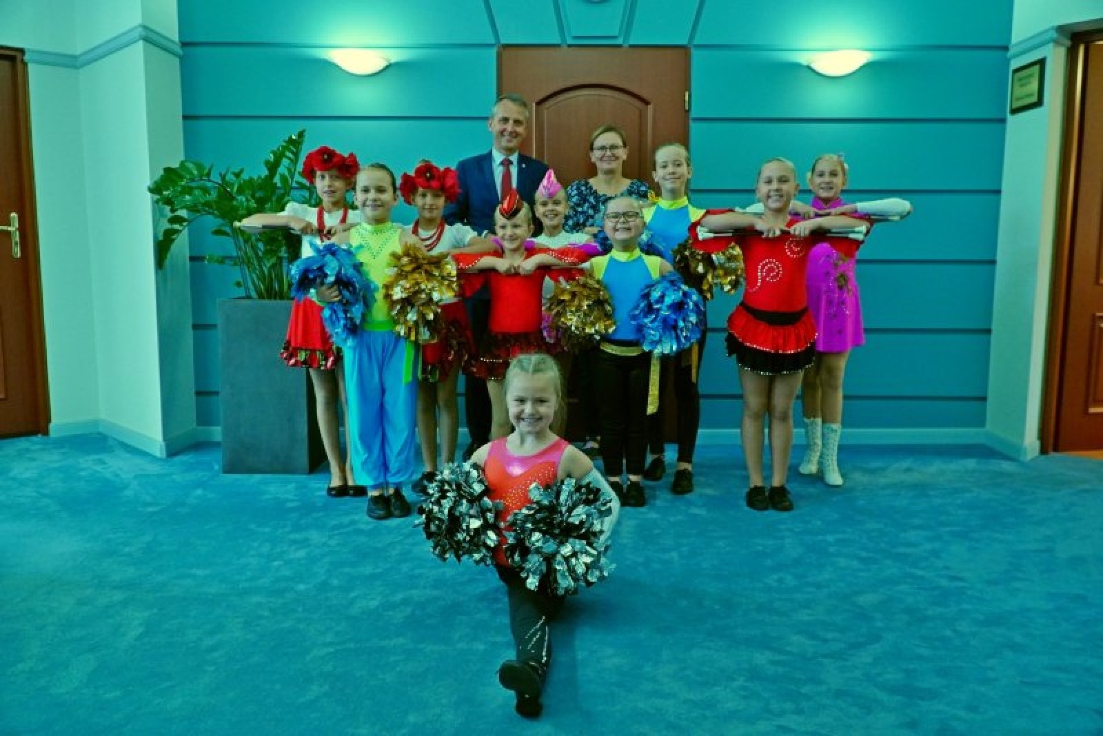 Zdjęcie w galerii na portalu naszraciborz.pl: W ratuszu pogratulowano mażoretkom Zary wiadomości z regionu