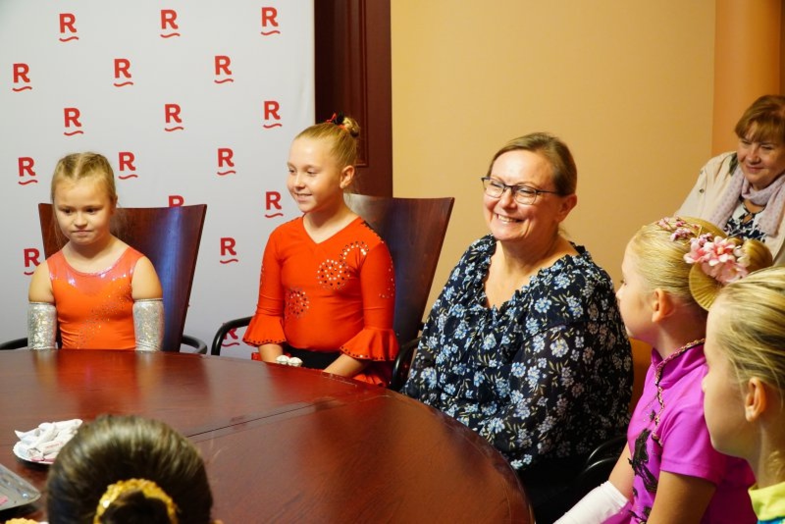 Zdjęcie w galerii na portalu naszraciborz.pl: W ratuszu pogratulowano mażoretkom Zary wiadomości z regionu