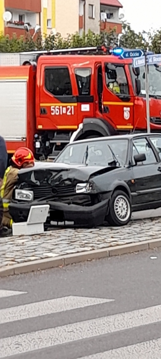 Zdjęcie w galerii na portalu naszraciborz.pl: Mercedes z vw polo zderzyły się na Katowickiej-Ocickiej wiadomości z regionu