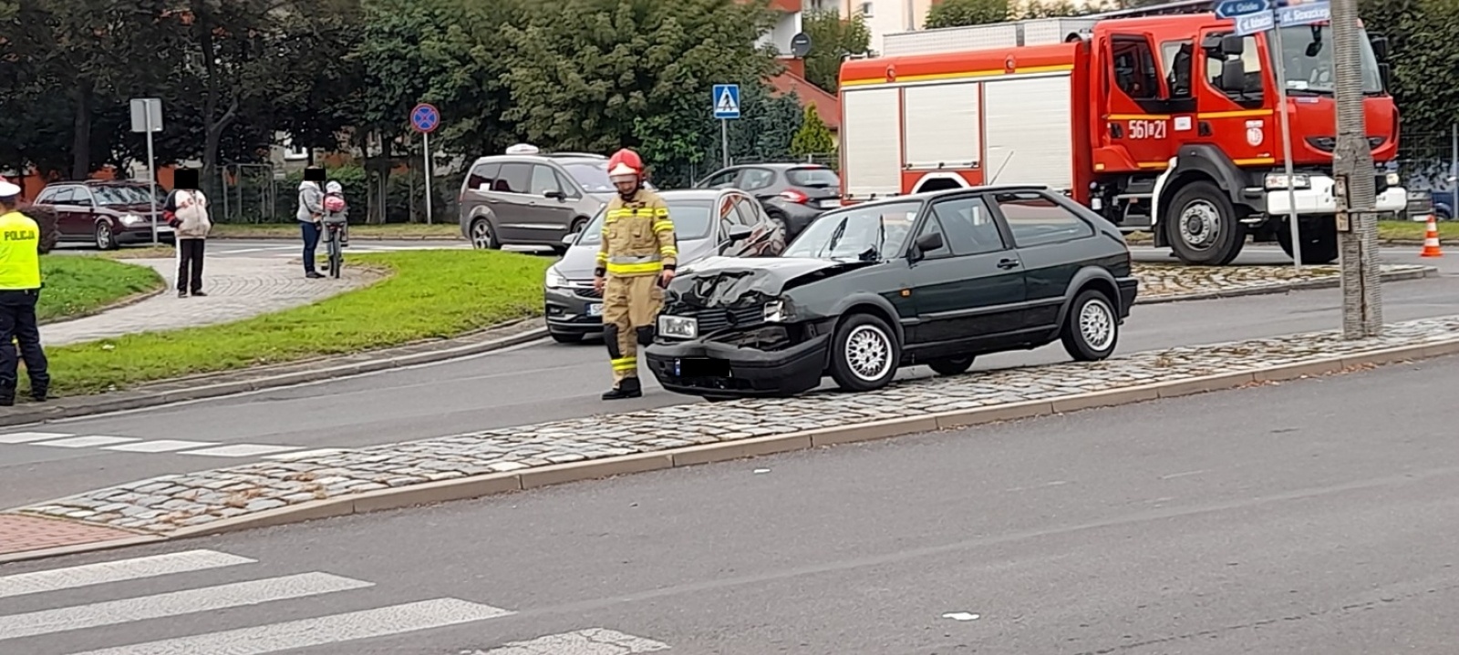 Zdjęcie w galerii na portalu naszraciborz.pl: Mercedes z vw polo zderzyły się na Katowickiej-Ocickiej wiadomości z regionu
