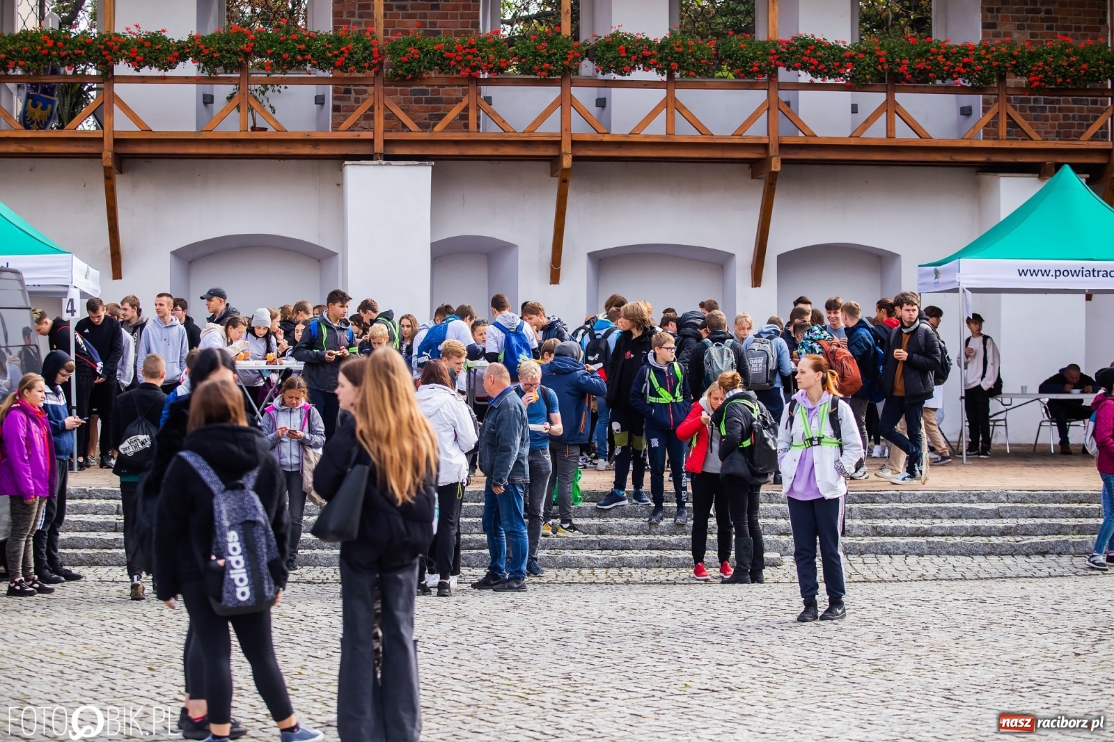 Zdjęcie w galerii na portalu naszraciborz.pl: Symulator wypadków, tor przeszkód z alkogoglami - Dzień Zrównoważonego Transportu na zamku [FOTO i WIDEO] wiadomości z regionu