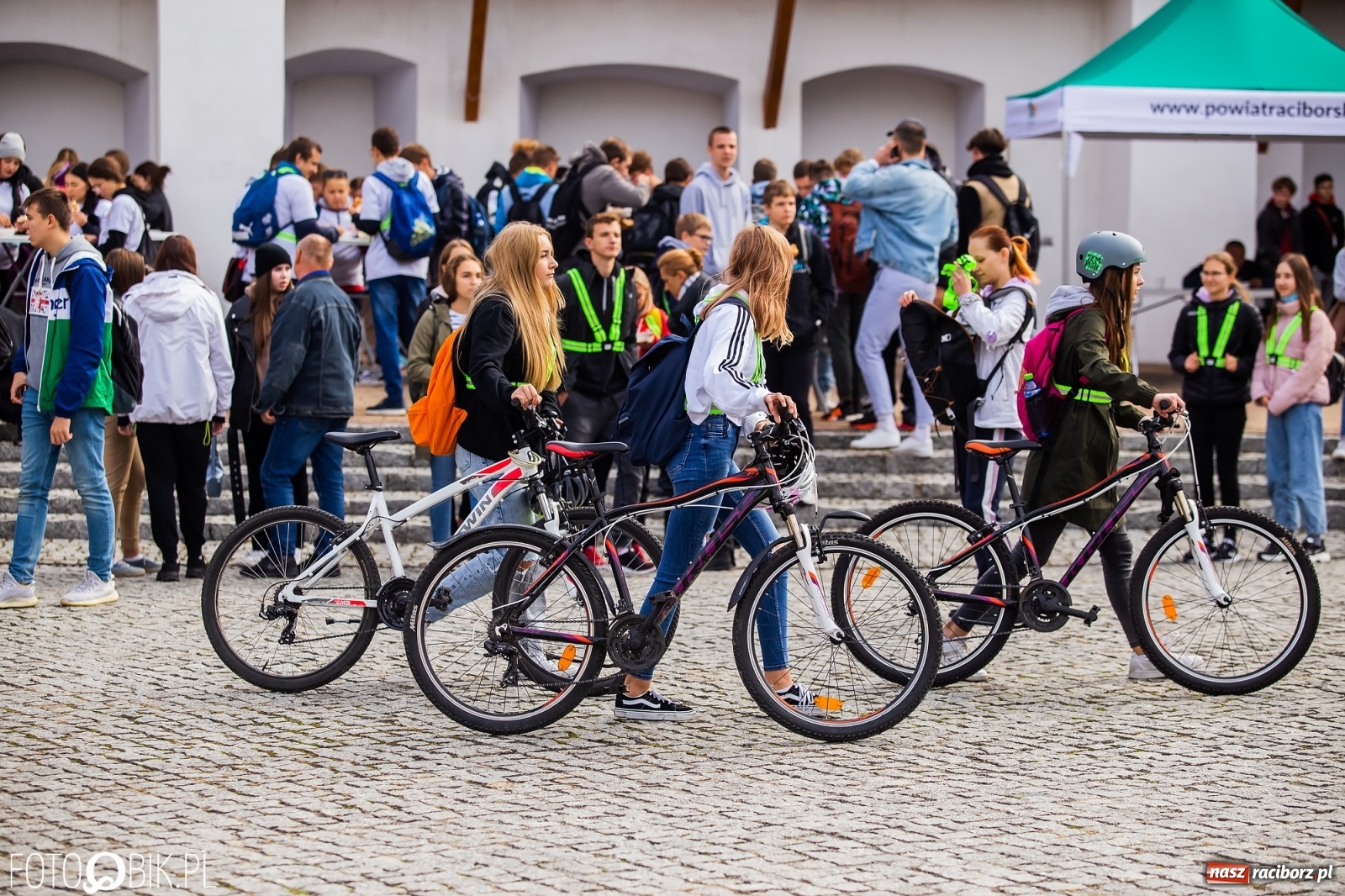 Zdjęcie w galerii na portalu naszraciborz.pl: Symulator wypadków, tor przeszkód z alkogoglami - Dzień Zrównoważonego Transportu na zamku [FOTO i WIDEO] wiadomości z regionu