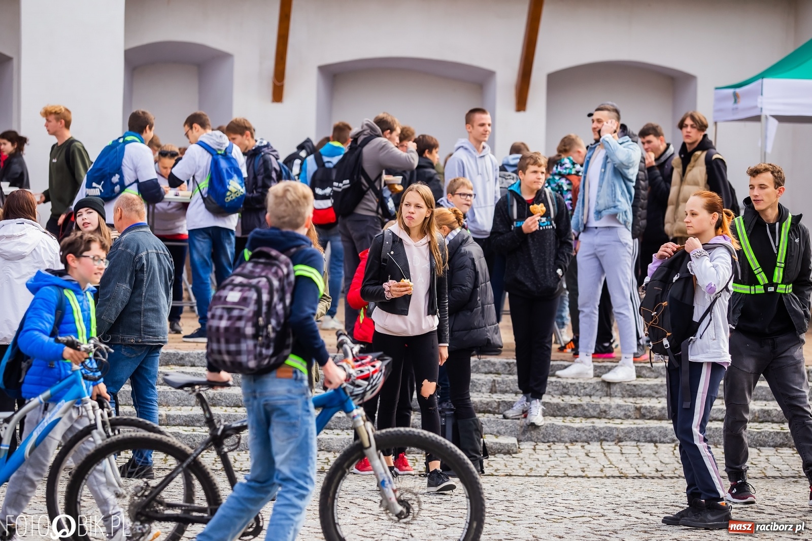 Zdjęcie w galerii na portalu naszraciborz.pl: Symulator wypadków, tor przeszkód z alkogoglami - Dzień Zrównoważonego Transportu na zamku [FOTO i WIDEO] wiadomości z regionu