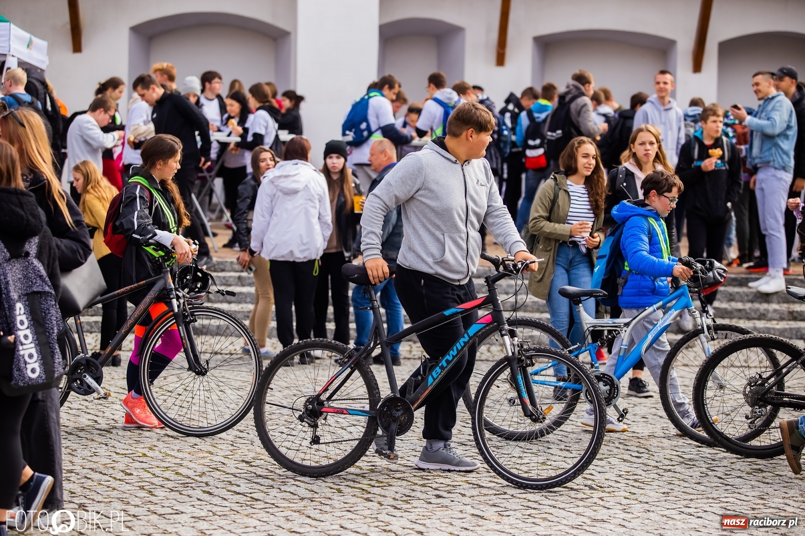 Zdjęcie w galerii na portalu naszraciborz.pl: Symulator wypadków, tor przeszkód z alkogoglami - Dzień Zrównoważonego Transportu na zamku [FOTO i WIDEO] wiadomości z regionu