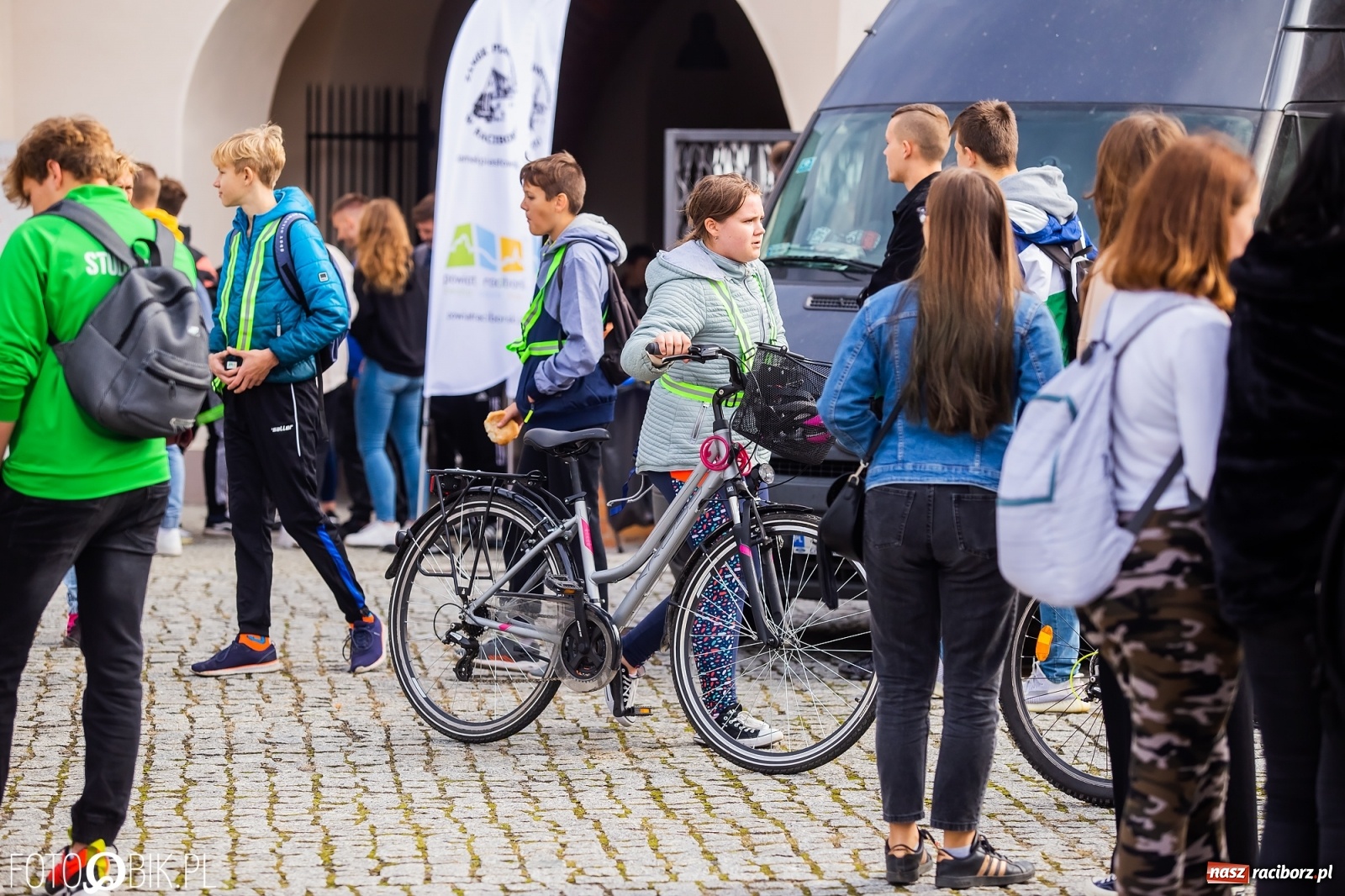Zdjęcie w galerii na portalu naszraciborz.pl: Symulator wypadków, tor przeszkód z alkogoglami - Dzień Zrównoważonego Transportu na zamku [FOTO i WIDEO] wiadomości z regionu