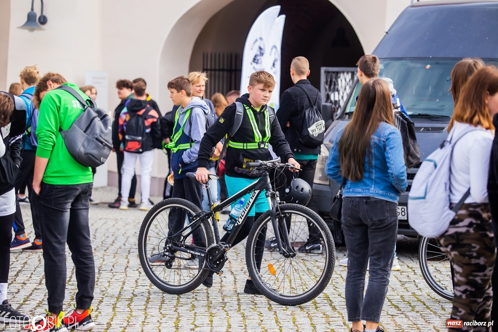 Zdjęcie w galerii na portalu naszraciborz.pl: Symulator wypadków, tor przeszkód z alkogoglami - Dzień Zrównoważonego Transportu na zamku [FOTO i WIDEO] wiadomości z regionu