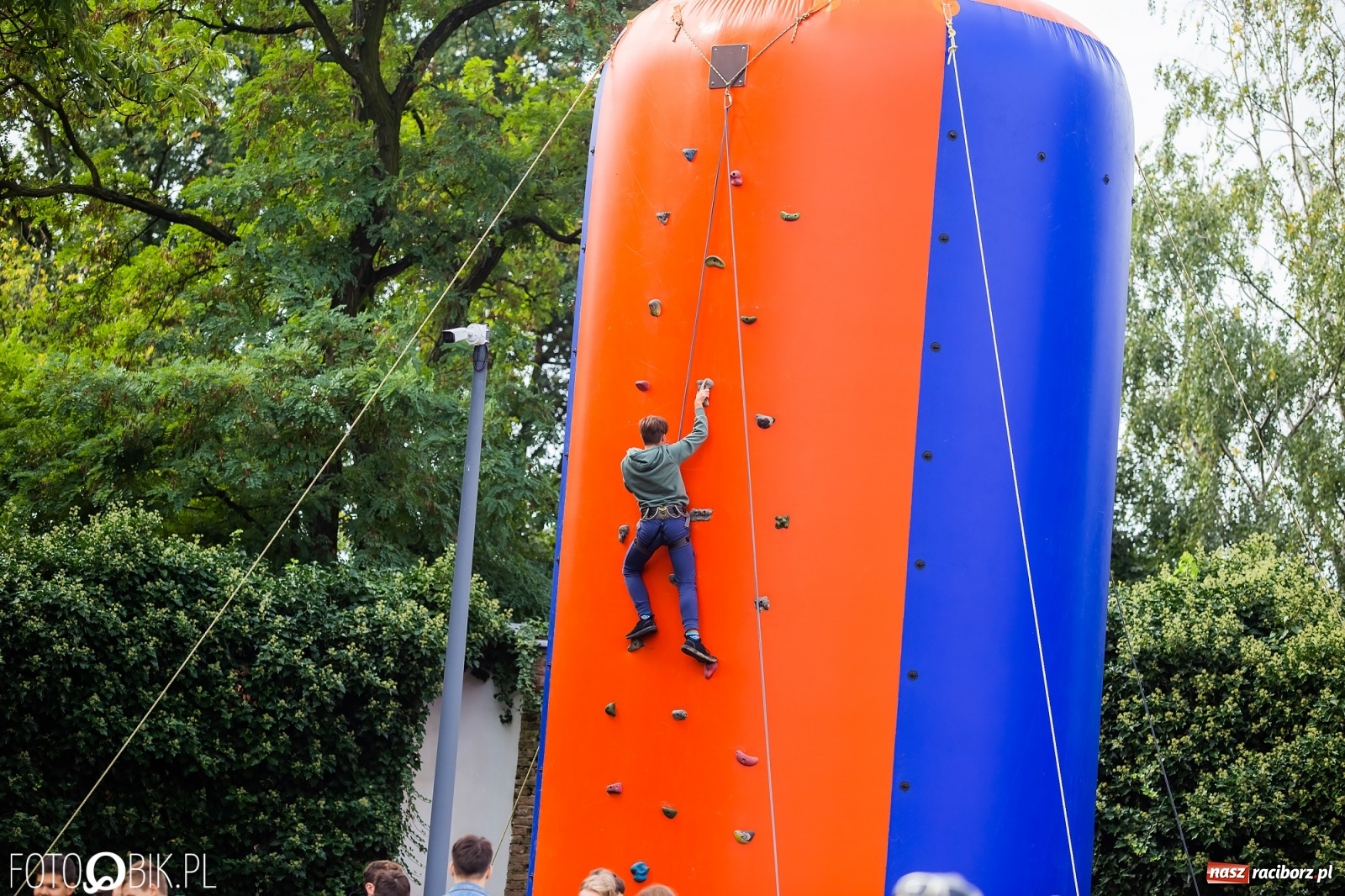 Zdjęcie w galerii na portalu naszraciborz.pl: Symulator wypadków, tor przeszkód z alkogoglami - Dzień Zrównoważonego Transportu na zamku [FOTO i WIDEO] wiadomości z regionu