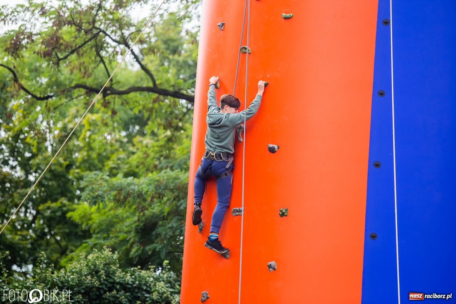 Zdjęcie w galerii na portalu naszraciborz.pl: Symulator wypadków, tor przeszkód z alkogoglami - Dzień Zrównoważonego Transportu na zamku [FOTO i WIDEO] wiadomości z regionu