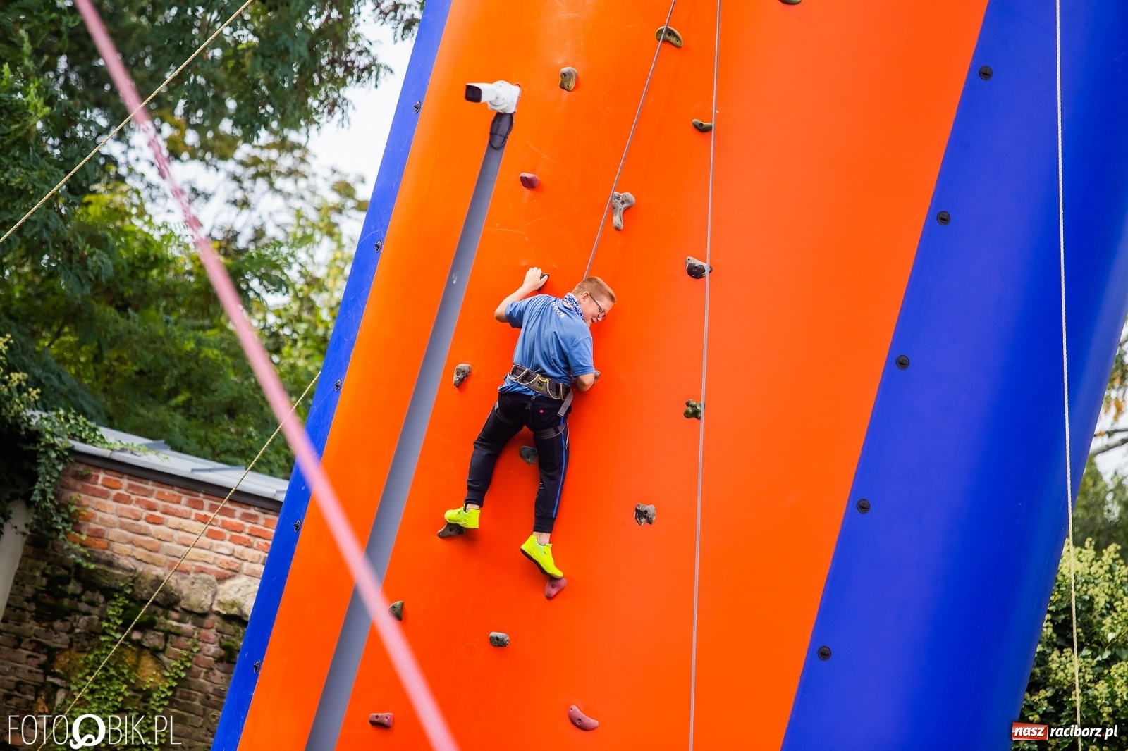 Zdjęcie w galerii na portalu naszraciborz.pl: Symulator wypadków, tor przeszkód z alkogoglami - Dzień Zrównoważonego Transportu na zamku [FOTO i WIDEO] wiadomości z regionu