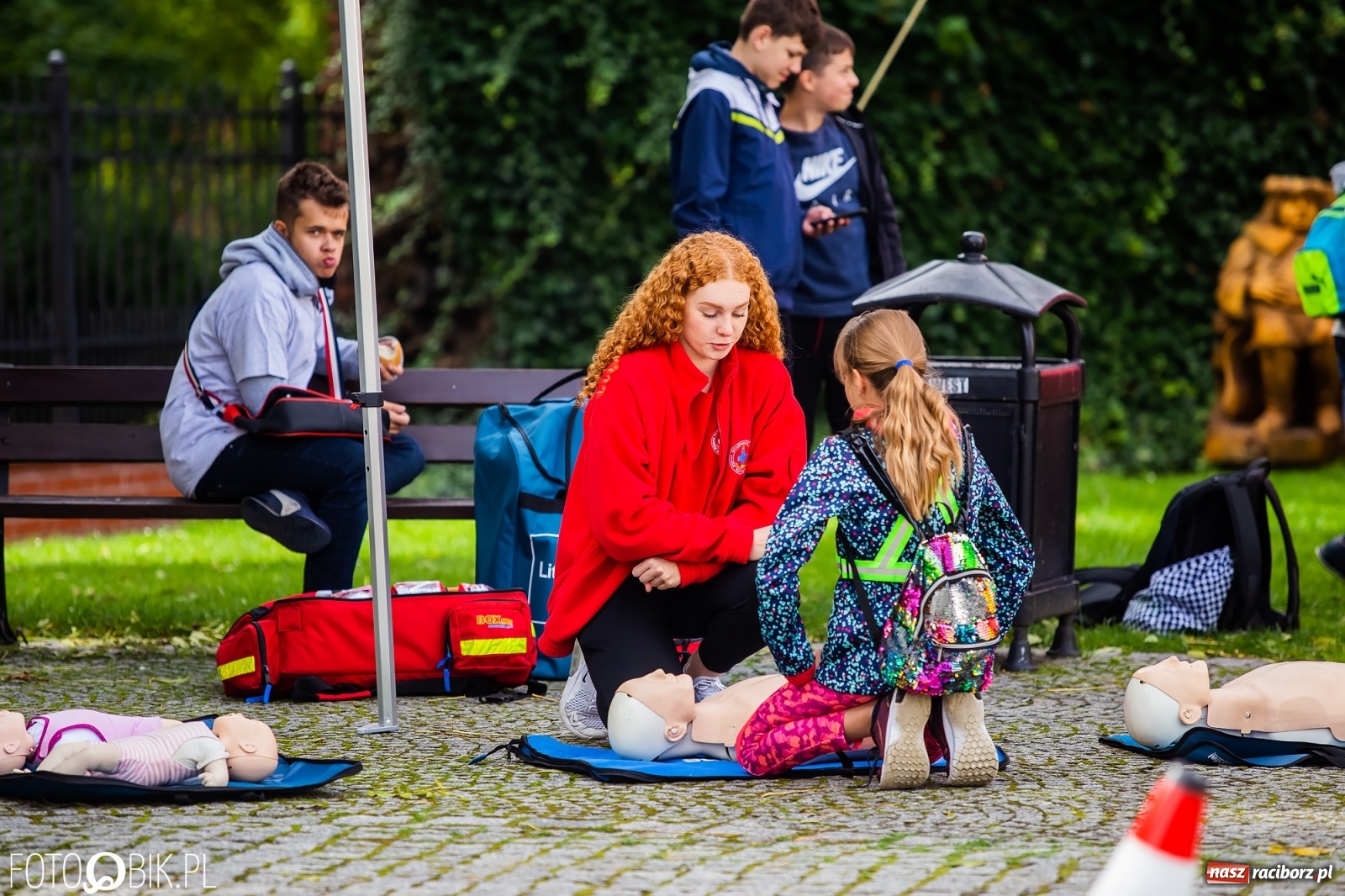 Zdjęcie w galerii na portalu naszraciborz.pl: Symulator wypadków, tor przeszkód z alkogoglami - Dzień Zrównoważonego Transportu na zamku [FOTO i WIDEO] wiadomości z regionu