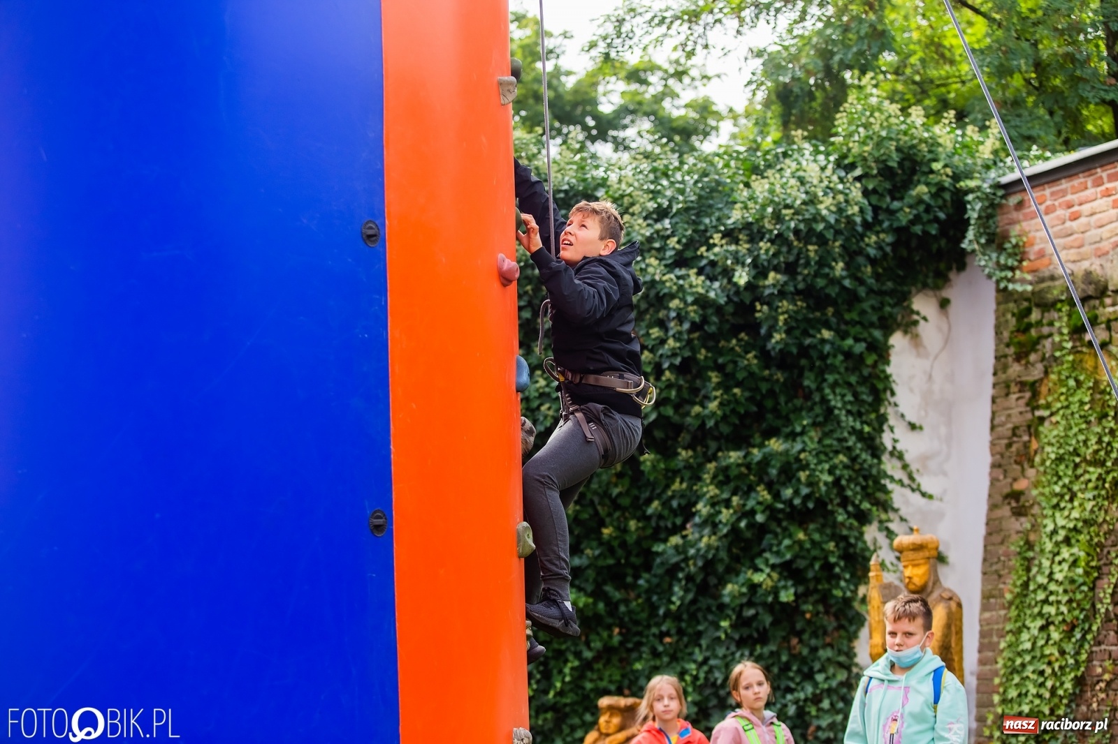 Zdjęcie w galerii na portalu naszraciborz.pl: Symulator wypadków, tor przeszkód z alkogoglami - Dzień Zrównoważonego Transportu na zamku [FOTO i WIDEO] wiadomości z regionu