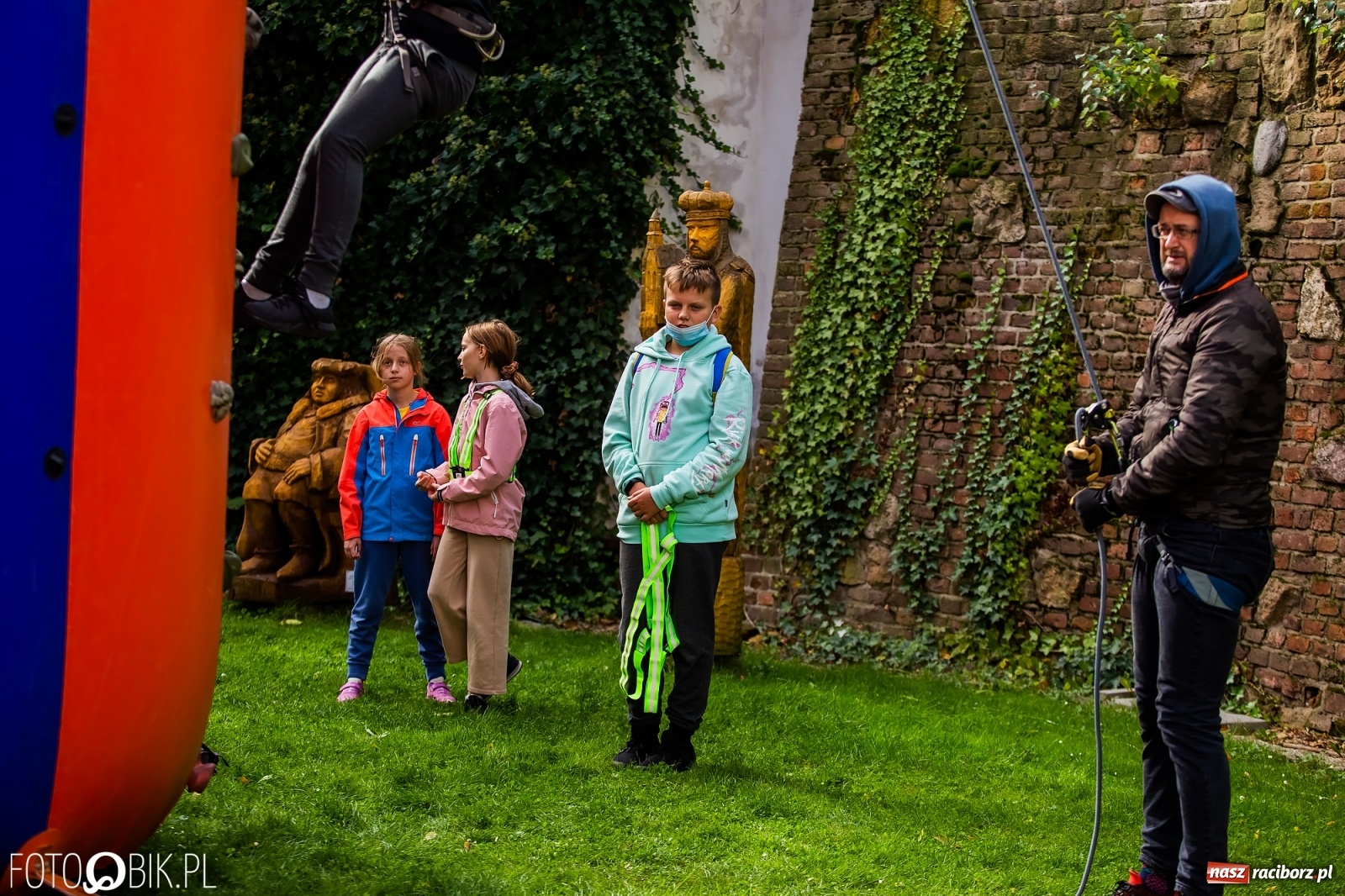 Zdjęcie w galerii na portalu naszraciborz.pl: Symulator wypadków, tor przeszkód z alkogoglami - Dzień Zrównoważonego Transportu na zamku [FOTO i WIDEO] wiadomości z regionu