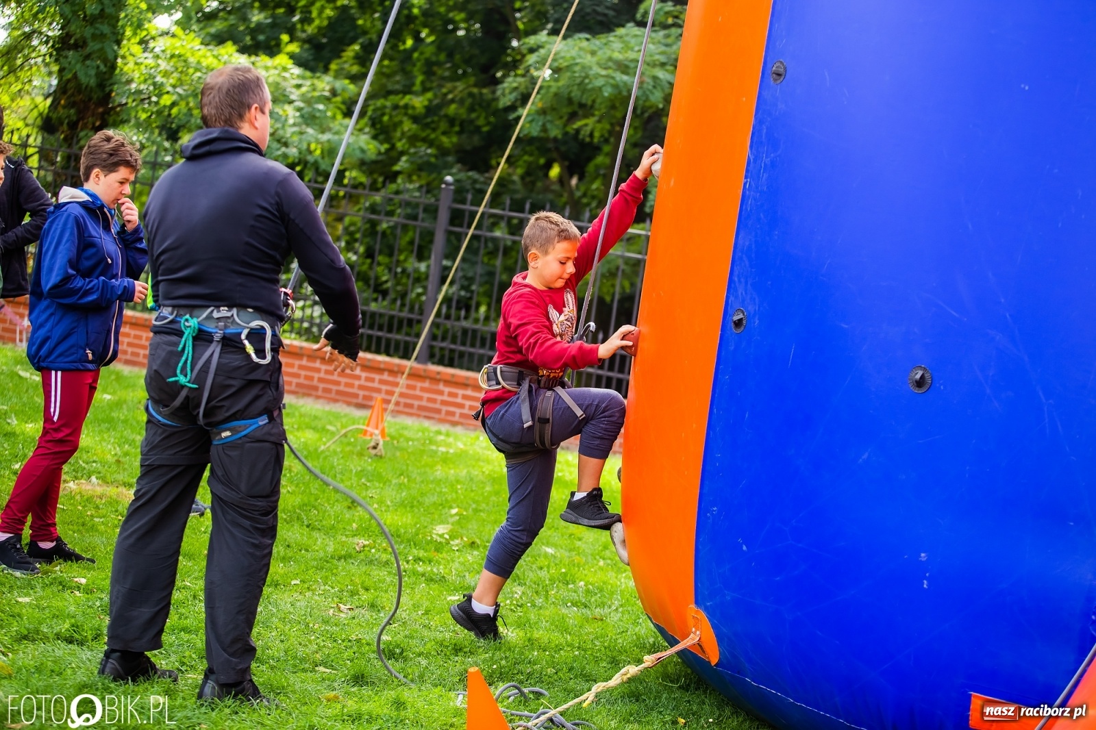 Zdjęcie w galerii na portalu naszraciborz.pl: Symulator wypadków, tor przeszkód z alkogoglami - Dzień Zrównoważonego Transportu na zamku [FOTO i WIDEO] wiadomości z regionu
