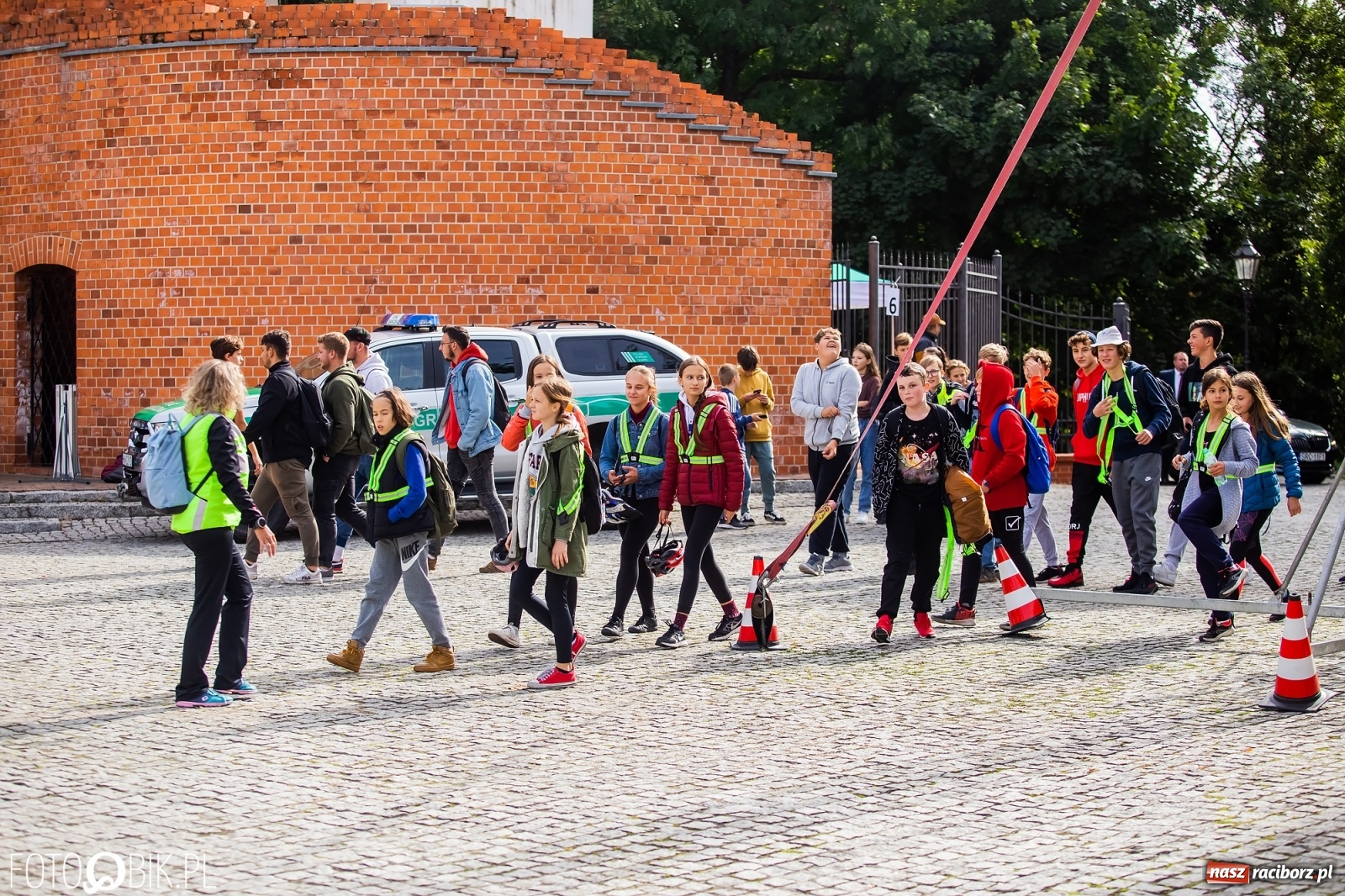 Zdjęcie w galerii na portalu naszraciborz.pl: Symulator wypadków, tor przeszkód z alkogoglami - Dzień Zrównoważonego Transportu na zamku [FOTO i WIDEO] wiadomości z regionu