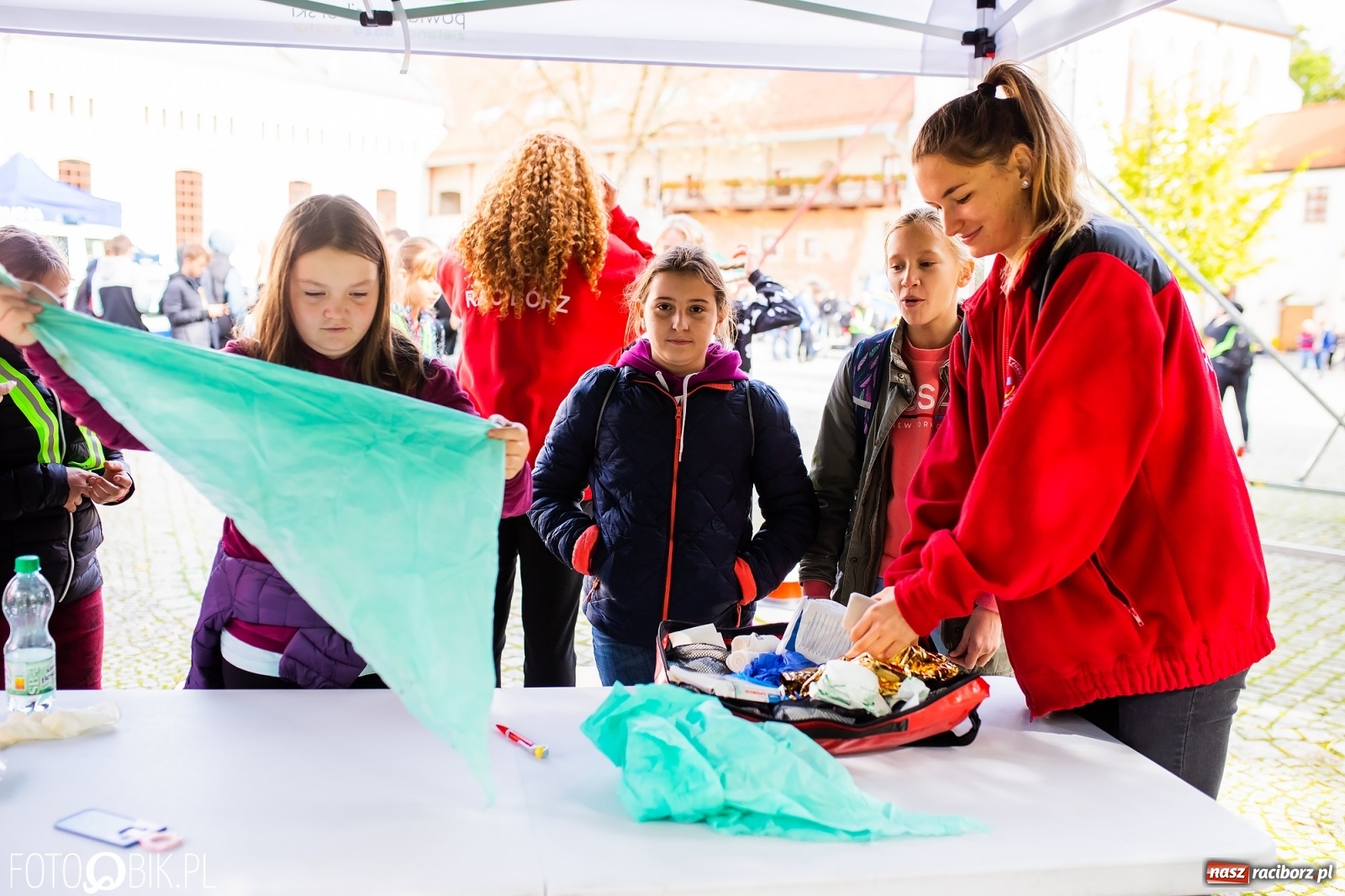 Zdjęcie w galerii na portalu naszraciborz.pl: Symulator wypadków, tor przeszkód z alkogoglami - Dzień Zrównoważonego Transportu na zamku [FOTO i WIDEO] wiadomości z regionu