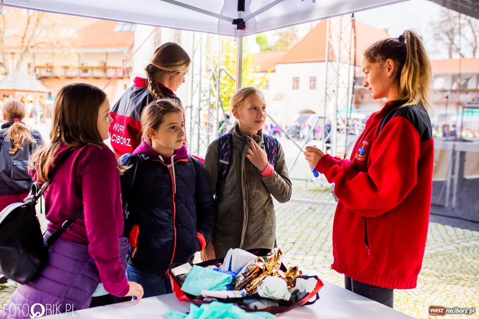 Zdjęcie w galerii na portalu naszraciborz.pl: Symulator wypadków, tor przeszkód z alkogoglami - Dzień Zrównoważonego Transportu na zamku [FOTO i WIDEO] wiadomości z regionu
