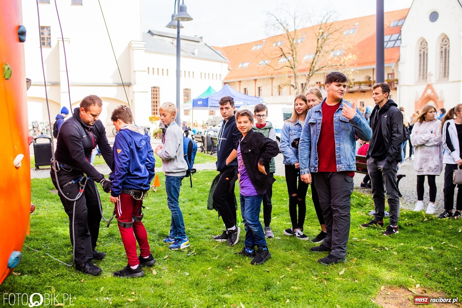 Zdjęcie w galerii na portalu naszraciborz.pl: Symulator wypadków, tor przeszkód z alkogoglami - Dzień Zrównoważonego Transportu na zamku [FOTO i WIDEO] wiadomości z regionu