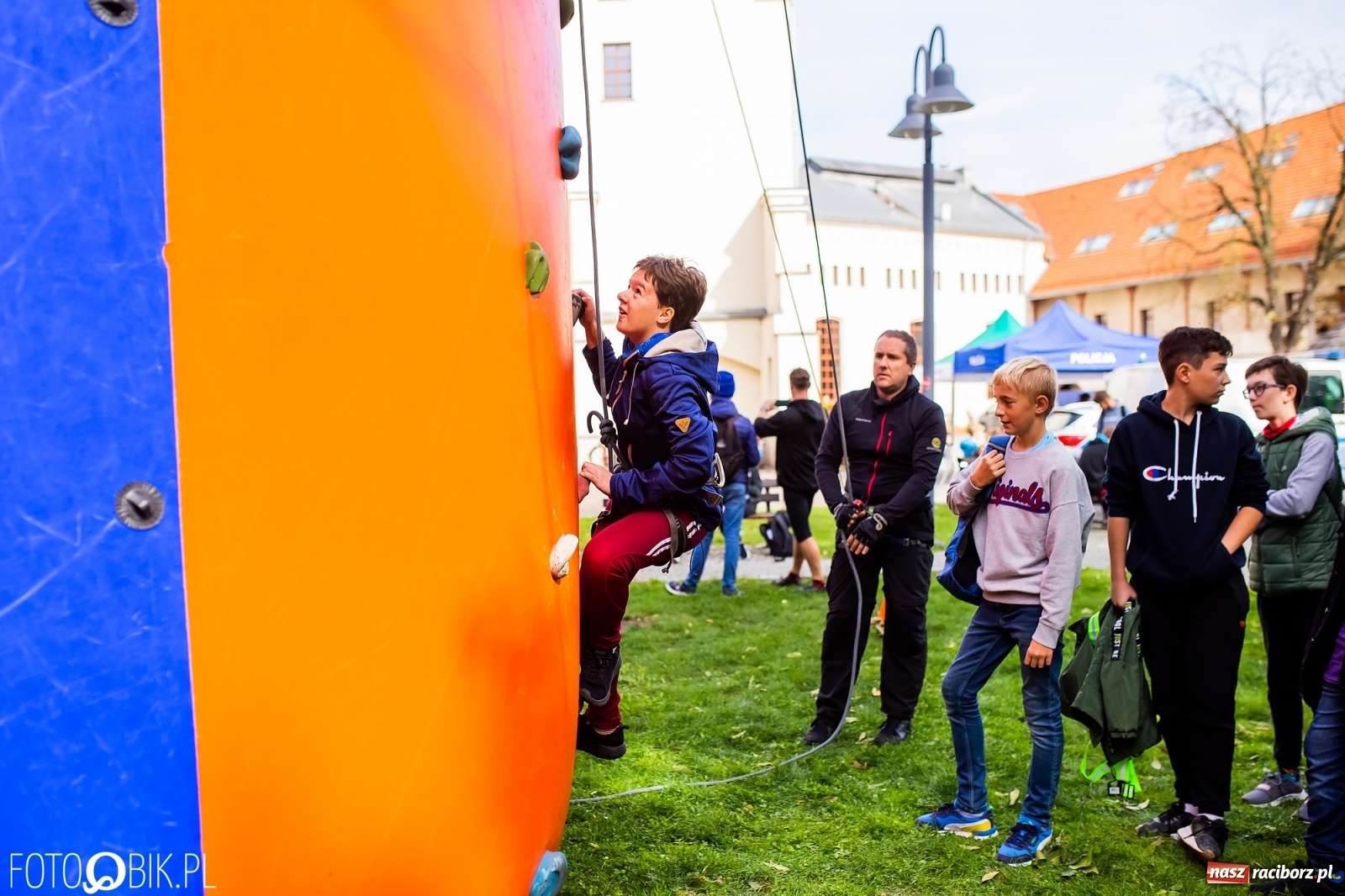 Zdjęcie w galerii na portalu naszraciborz.pl: Symulator wypadków, tor przeszkód z alkogoglami - Dzień Zrównoważonego Transportu na zamku [FOTO i WIDEO] wiadomości z regionu