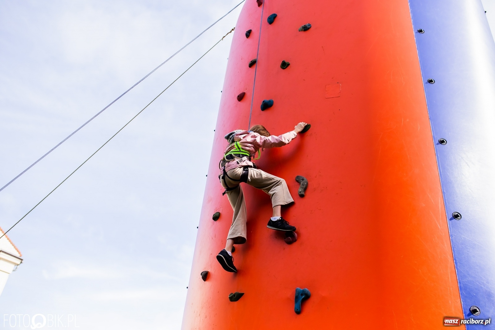 Zdjęcie w galerii na portalu naszraciborz.pl: Symulator wypadków, tor przeszkód z alkogoglami - Dzień Zrównoważonego Transportu na zamku [FOTO i WIDEO] wiadomości z regionu