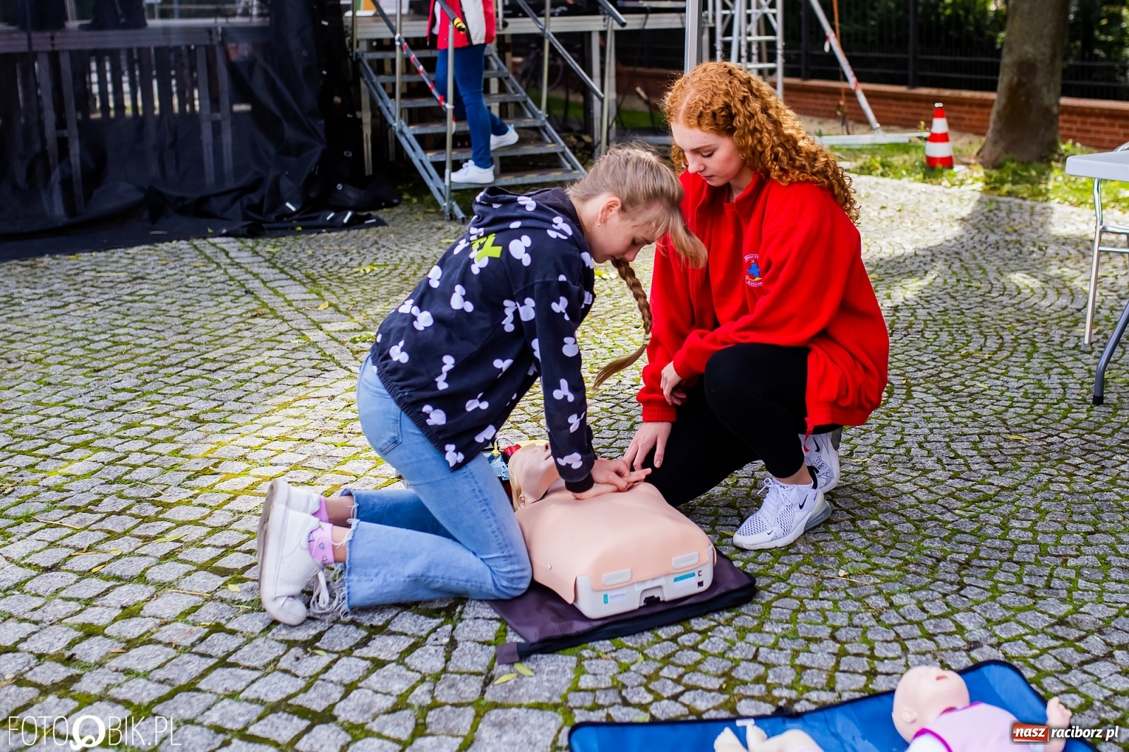 Zdjęcie w galerii na portalu naszraciborz.pl: Symulator wypadków, tor przeszkód z alkogoglami - Dzień Zrównoważonego Transportu na zamku [FOTO i WIDEO] wiadomości z regionu