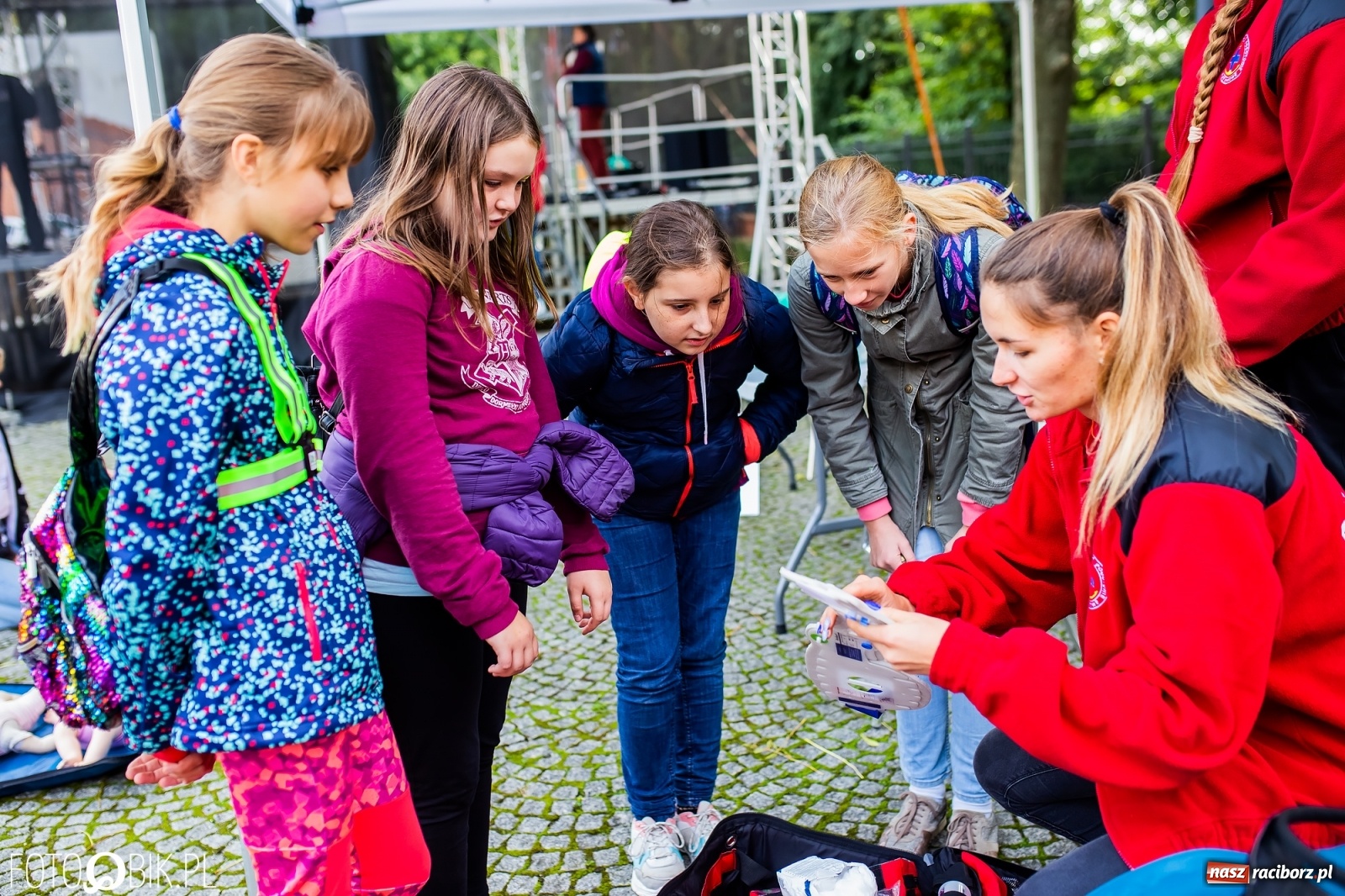 Zdjęcie w galerii na portalu naszraciborz.pl: Symulator wypadków, tor przeszkód z alkogoglami - Dzień Zrównoważonego Transportu na zamku [FOTO i WIDEO] wiadomości z regionu