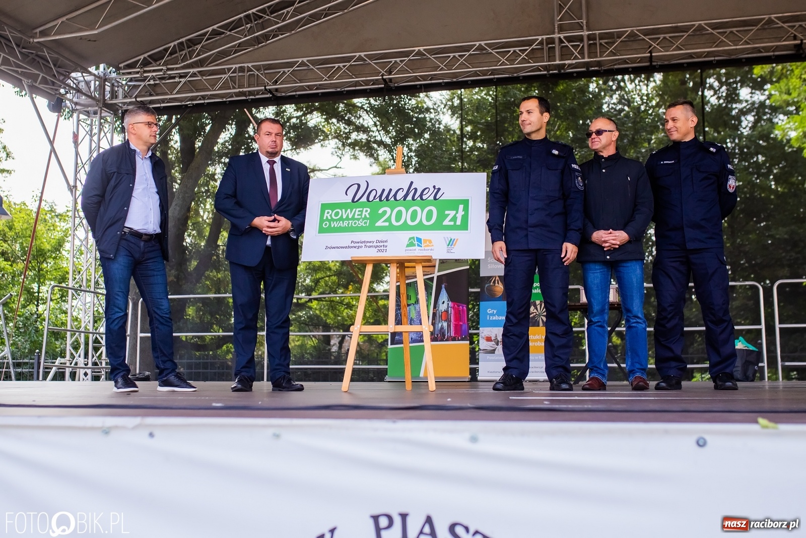 Zdjęcie w galerii na portalu naszraciborz.pl: Symulator wypadków, tor przeszkód z alkogoglami - Dzień Zrównoważonego Transportu na zamku [FOTO i WIDEO] wiadomości z regionu