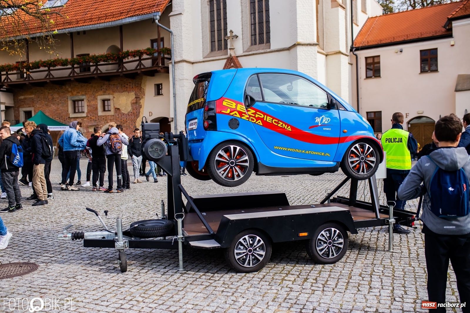 Zdjęcie w galerii na portalu naszraciborz.pl: Symulator wypadków, tor przeszkód z alkogoglami - Dzień Zrównoważonego Transportu na zamku [FOTO i WIDEO] wiadomości z regionu
