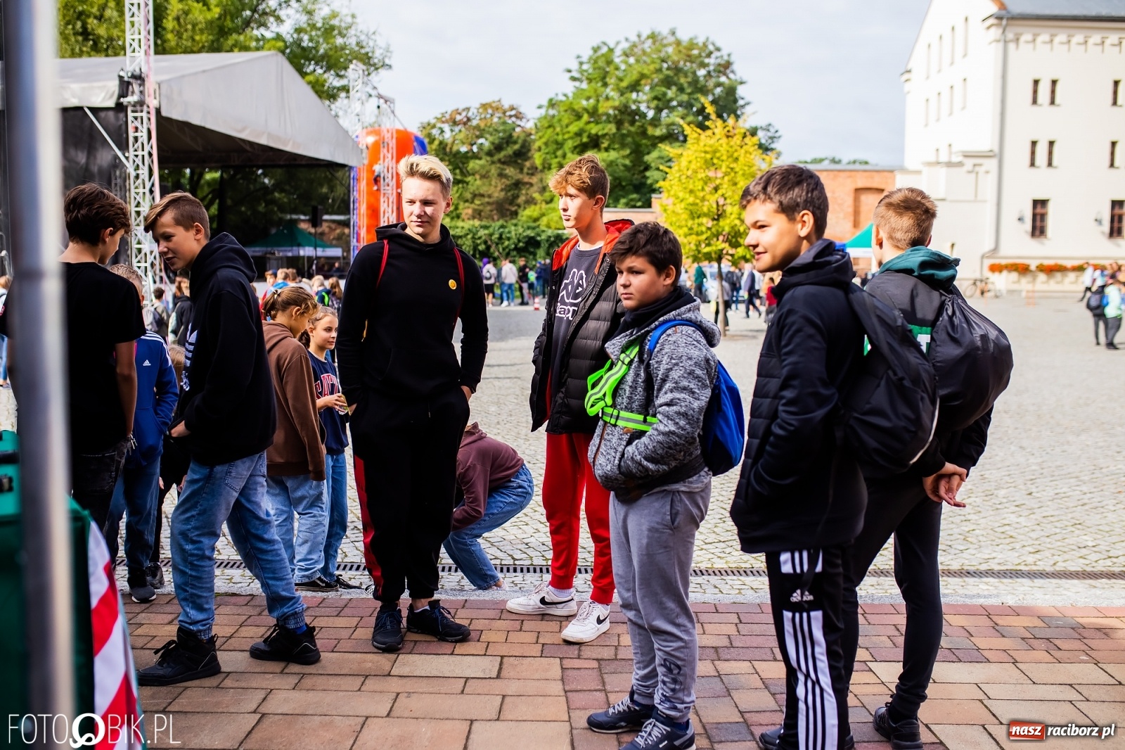 Zdjęcie w galerii na portalu naszraciborz.pl: Symulator wypadków, tor przeszkód z alkogoglami - Dzień Zrównoważonego Transportu na zamku [FOTO i WIDEO] wiadomości z regionu