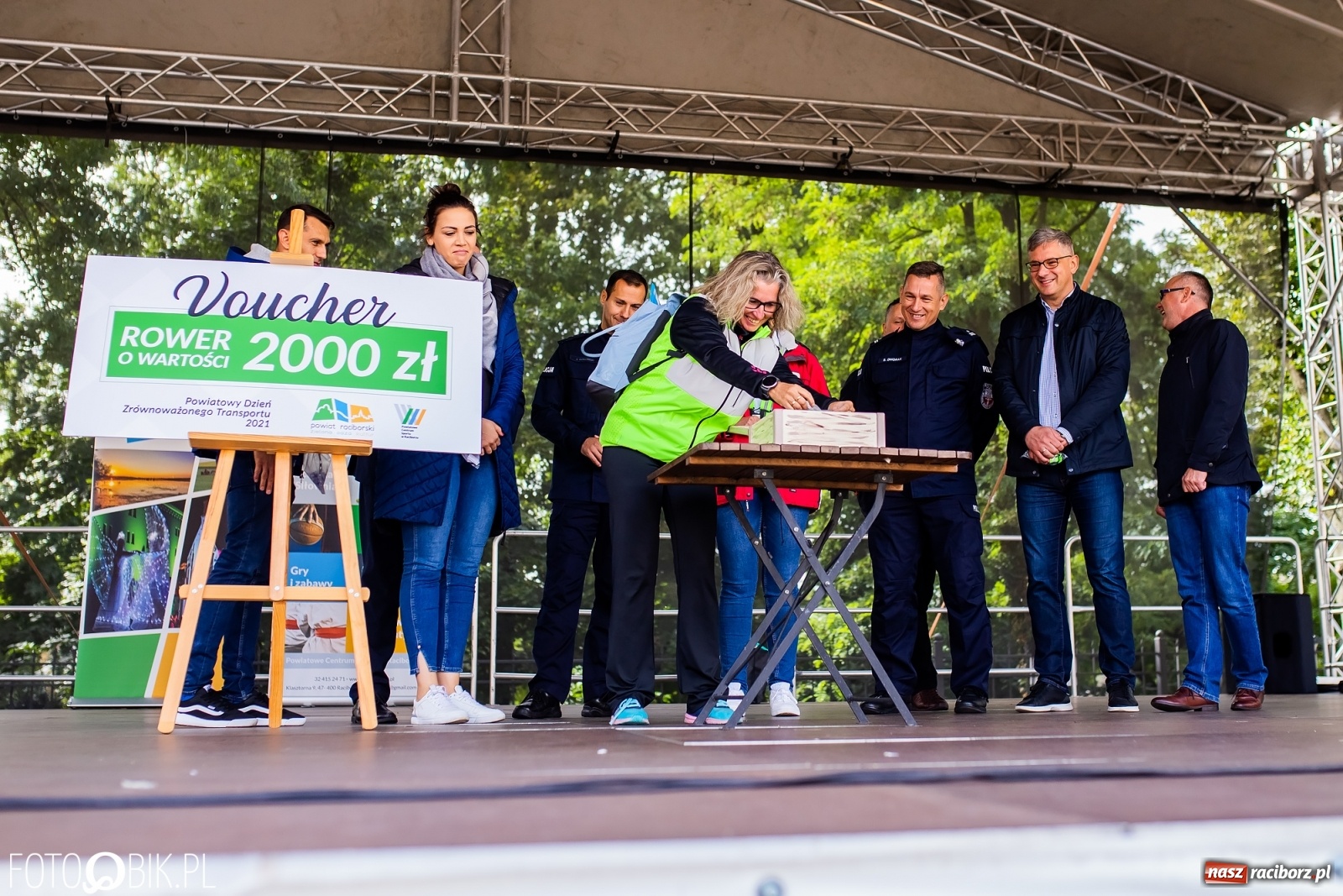 Zdjęcie w galerii na portalu naszraciborz.pl: Symulator wypadków, tor przeszkód z alkogoglami - Dzień Zrównoważonego Transportu na zamku [FOTO i WIDEO] wiadomości z regionu