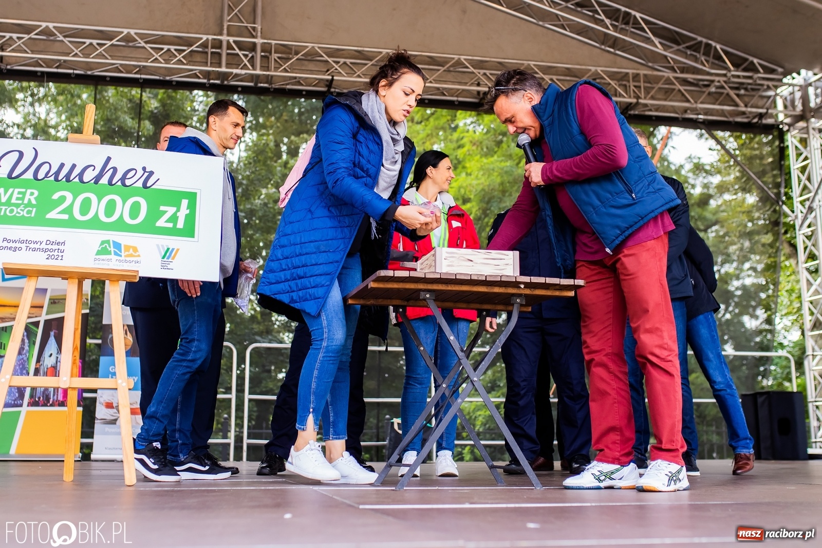 Zdjęcie w galerii na portalu naszraciborz.pl: Symulator wypadków, tor przeszkód z alkogoglami - Dzień Zrównoważonego Transportu na zamku [FOTO i WIDEO] wiadomości z regionu