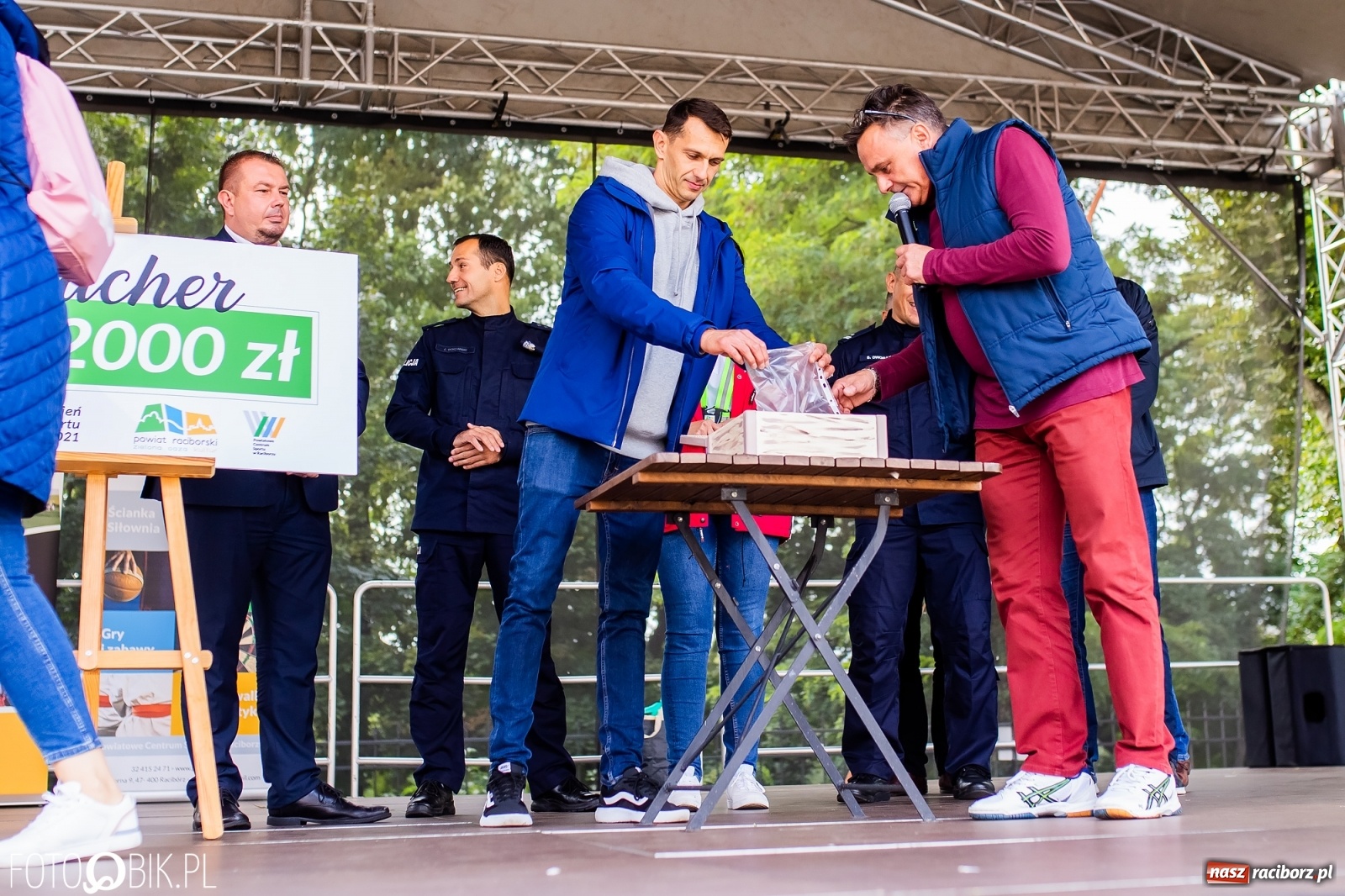 Zdjęcie w galerii na portalu naszraciborz.pl: Symulator wypadków, tor przeszkód z alkogoglami - Dzień Zrównoważonego Transportu na zamku [FOTO i WIDEO] wiadomości z regionu