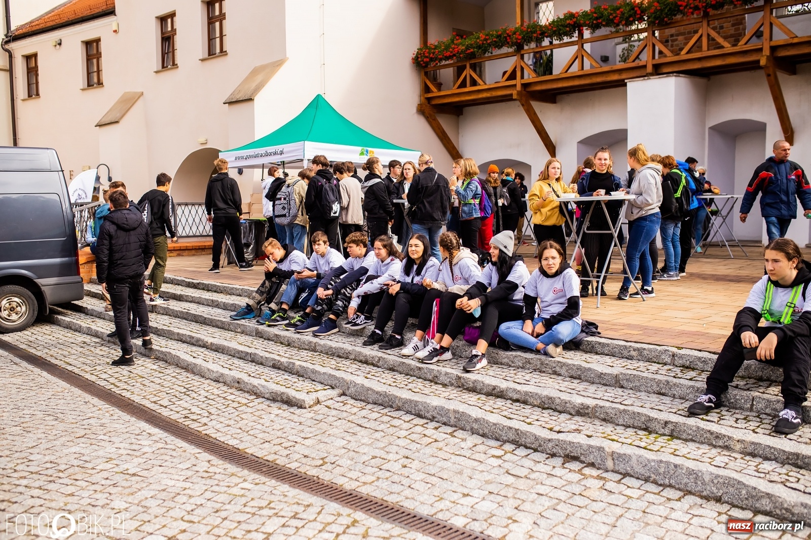Zdjęcie w galerii na portalu naszraciborz.pl: Symulator wypadków, tor przeszkód z alkogoglami - Dzień Zrównoważonego Transportu na zamku [FOTO i WIDEO] wiadomości z regionu